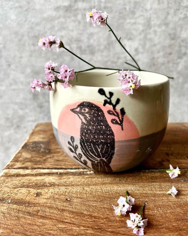 Becher mit Siebdruck-Vogel