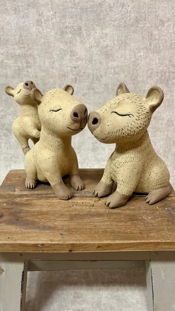 Capybaras auf einem Holzhocker
