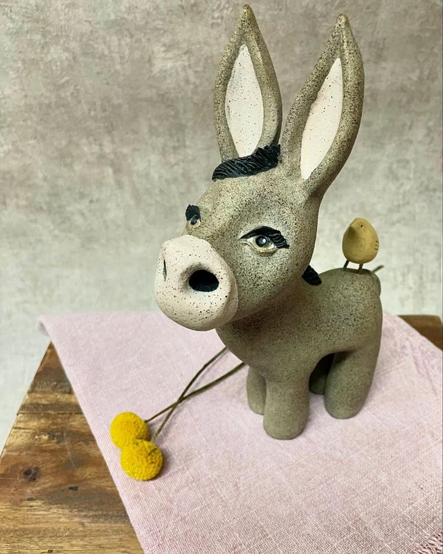 Esel mit Küken auf dem Rücken