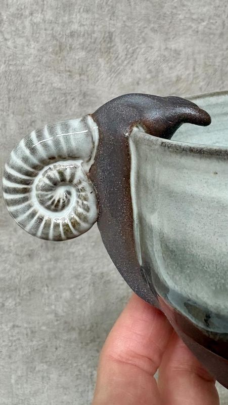 Tasse mit aufgesetzter Schnecke
