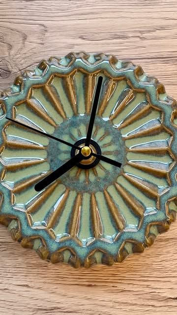 Wanduhr mit grün-goldener Glasur